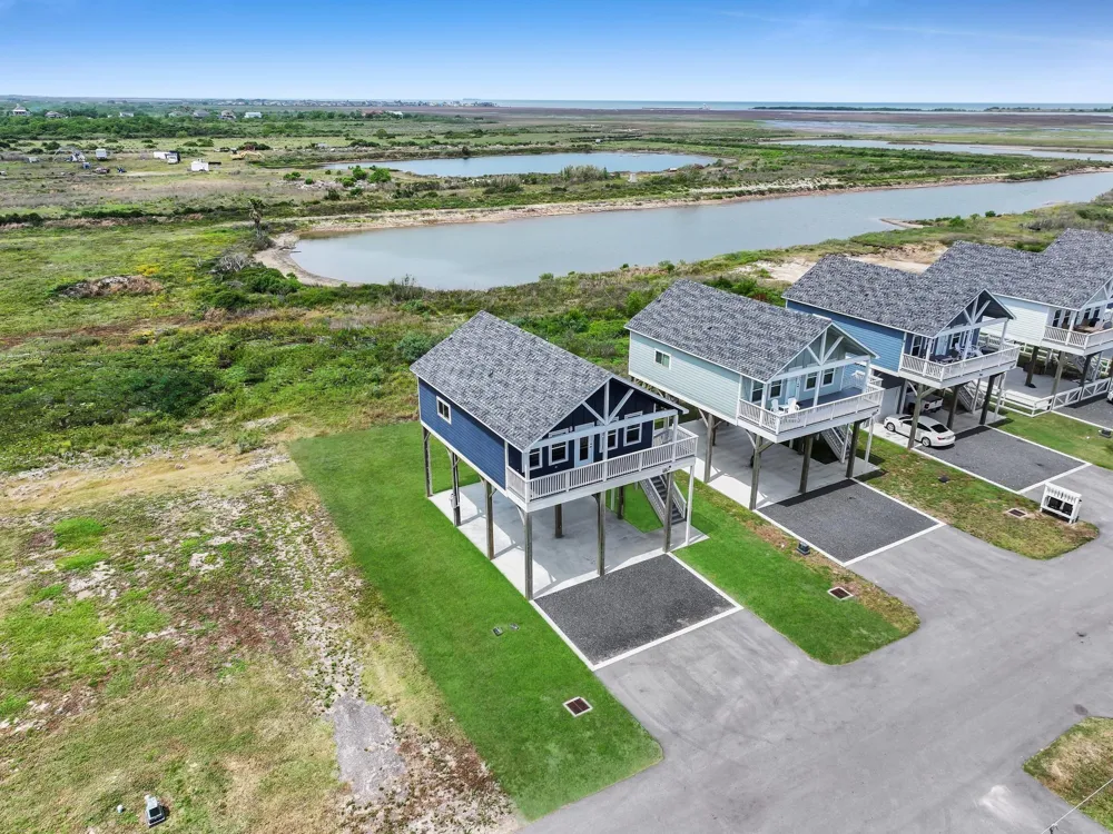 1041 Sunset Circle W Crystal Beach, TX 77650