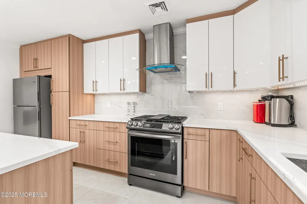 17 Johnston Street Oakhurst, NJ 07755