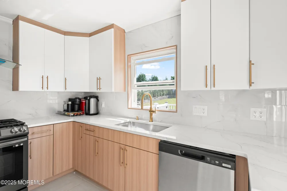 17 Johnston Street Oakhurst, NJ 07755