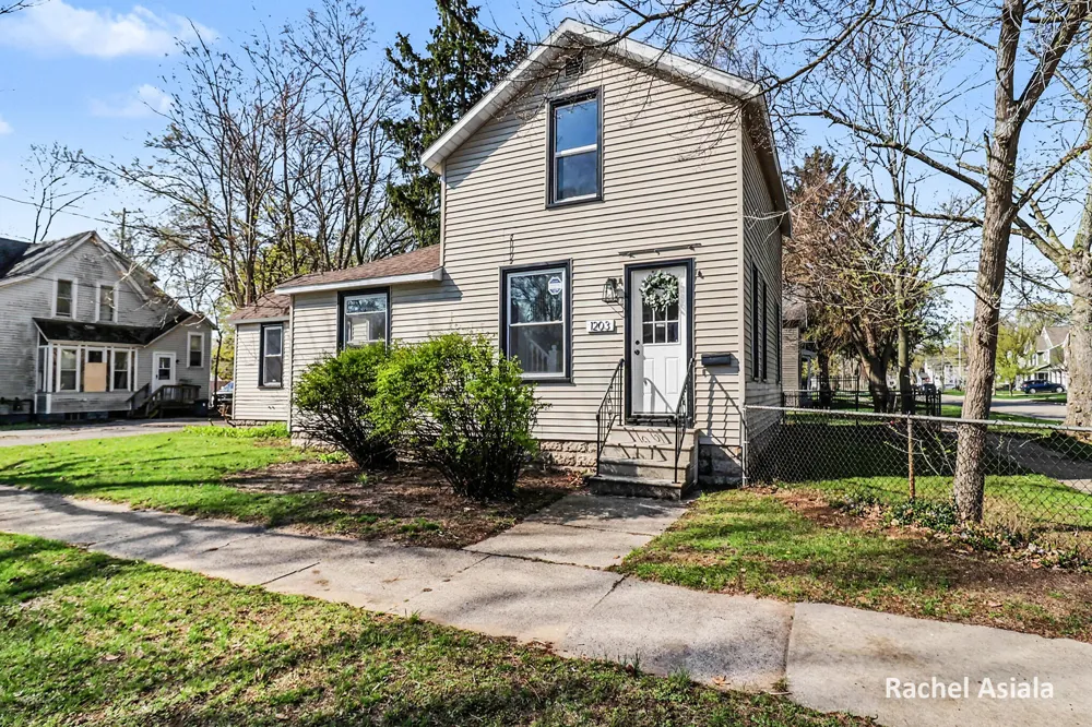 1203 4th Street Muskegon, MI 49441
