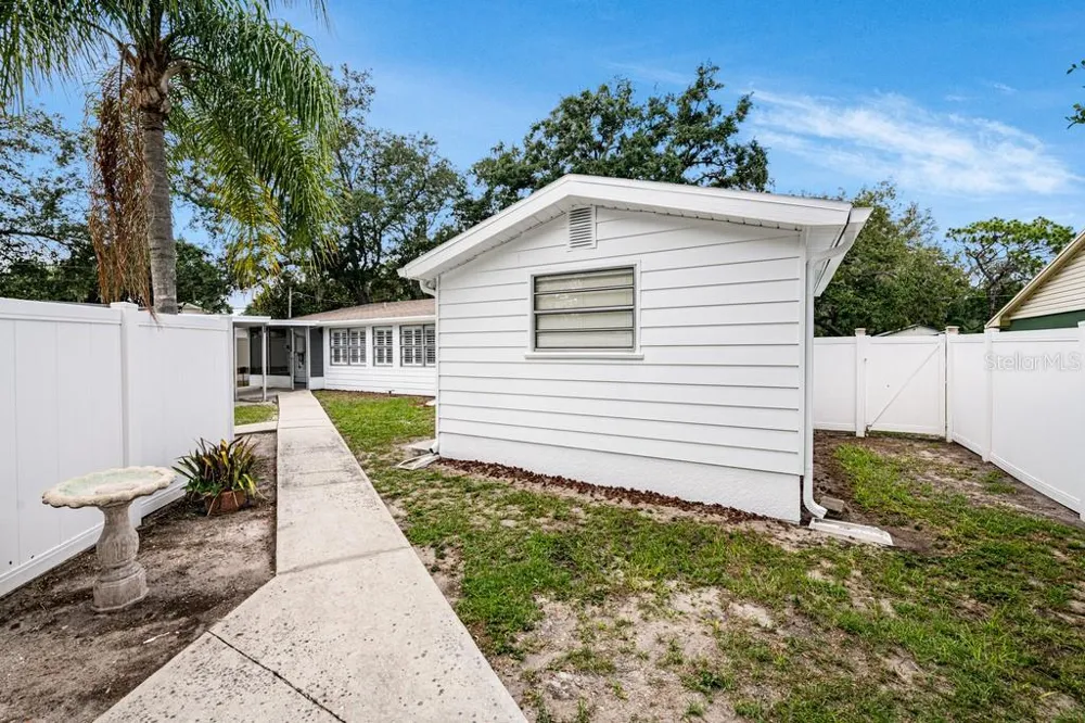1924 W NORTH STREET Tampa, FL 33604