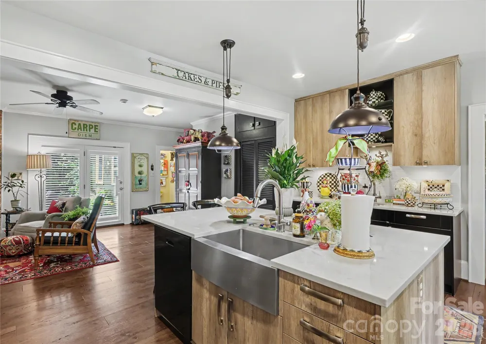 2527 Sharon Road Charlotte, NC 28211