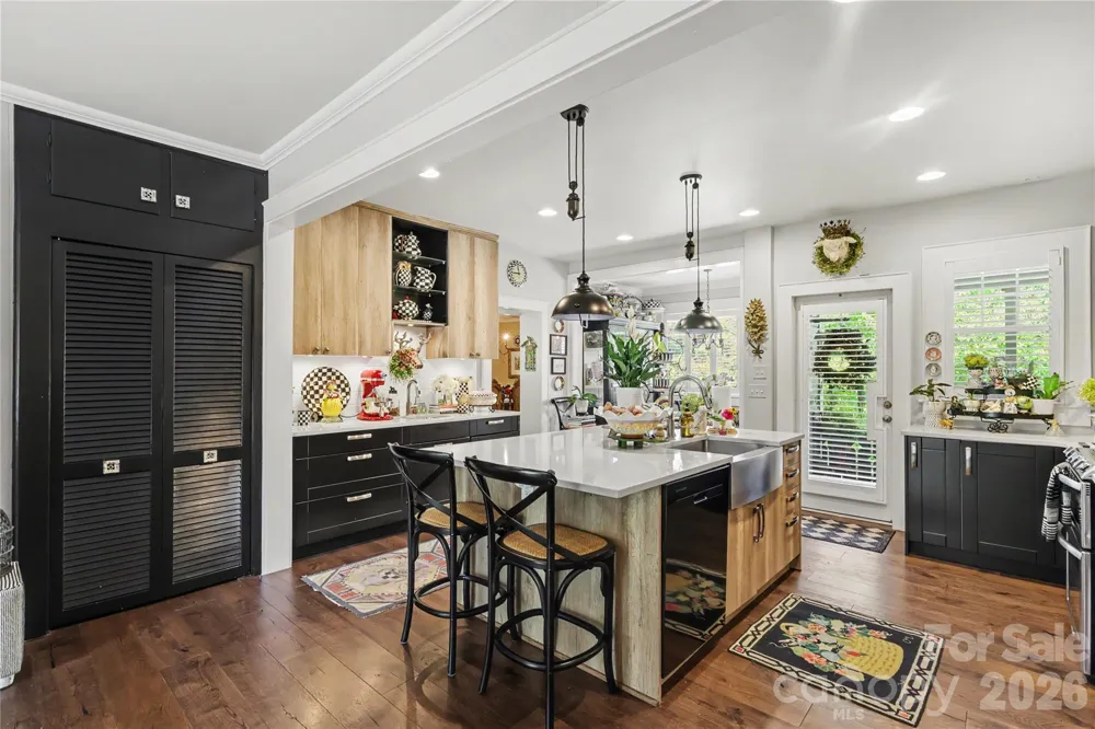 2527 Sharon Road Charlotte, NC 28211