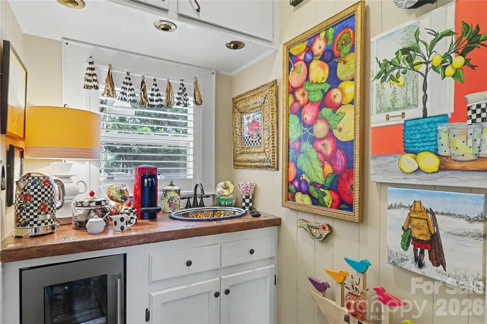 2527 Sharon Road Charlotte, NC 28211