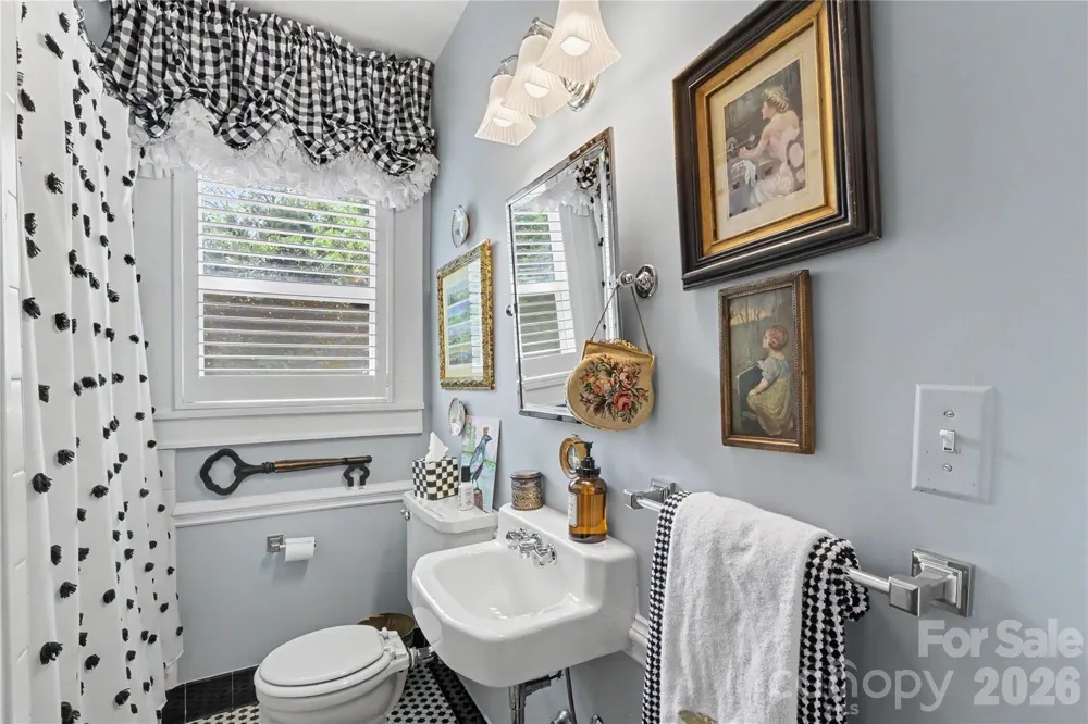 2527 Sharon Road Charlotte, NC 28211