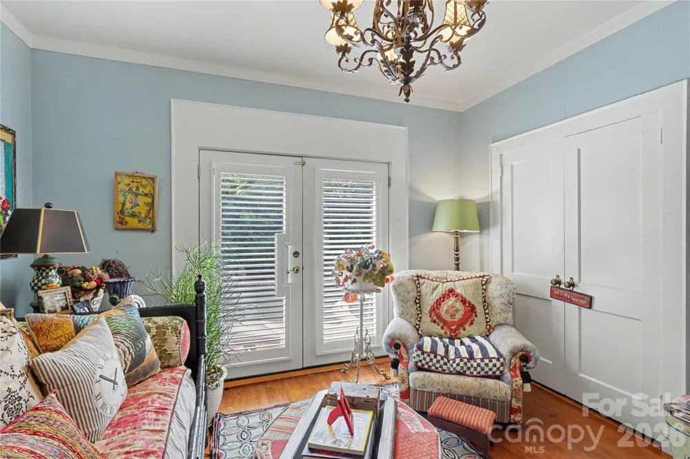 2527 Sharon Road Charlotte, NC 28211