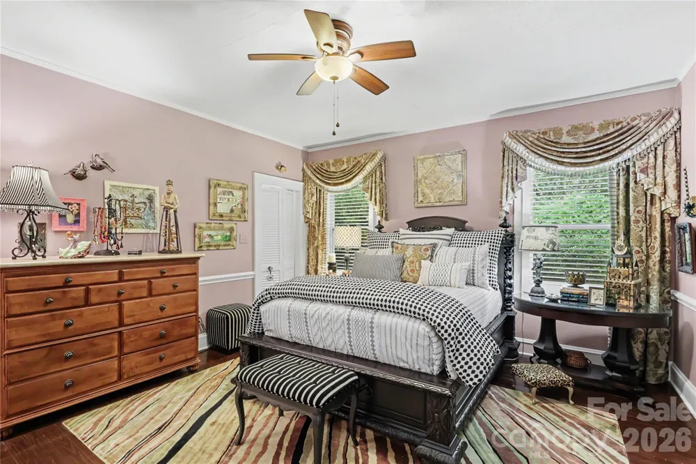 2527 Sharon Road Charlotte, NC 28211