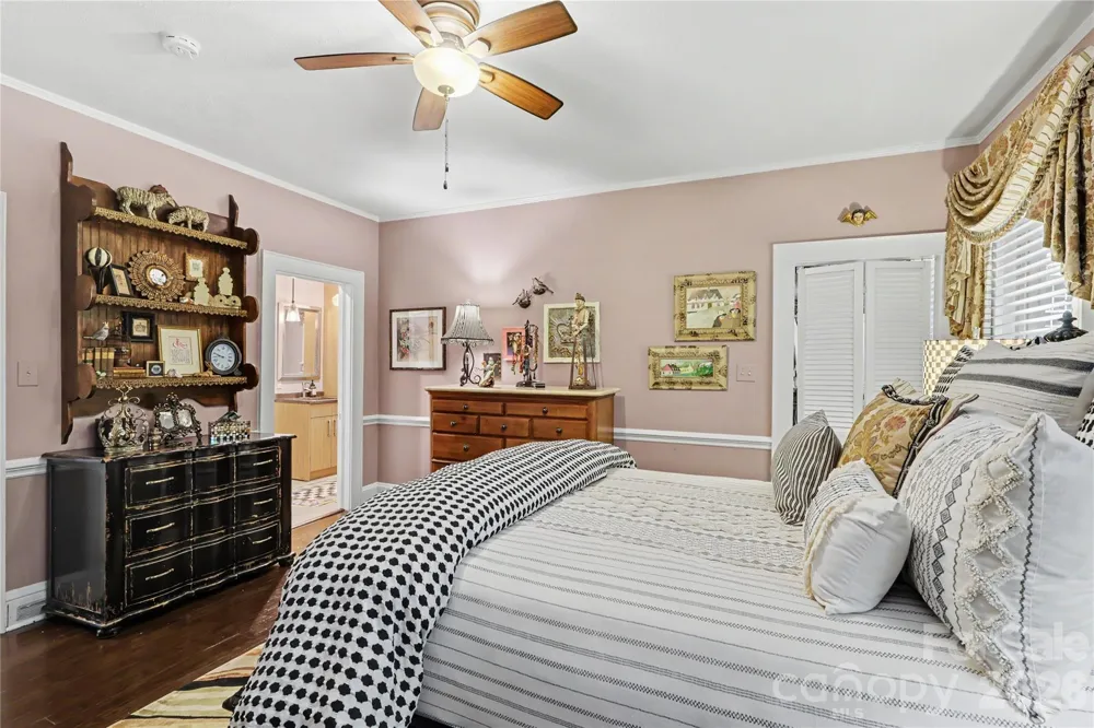 2527 Sharon Road Charlotte, NC 28211