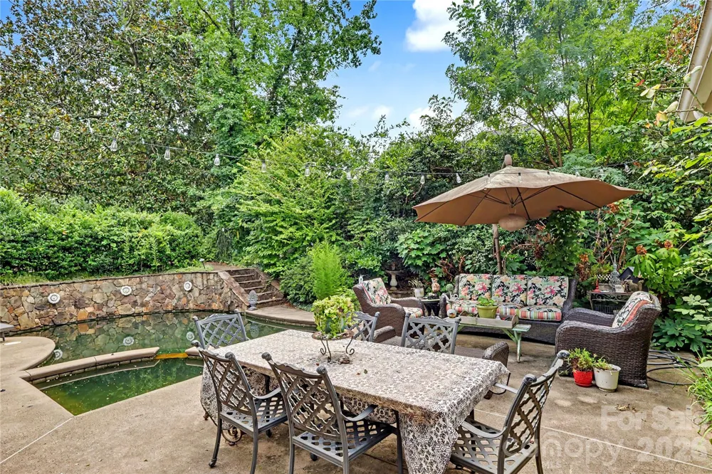 2527 Sharon Road Charlotte, NC 28211