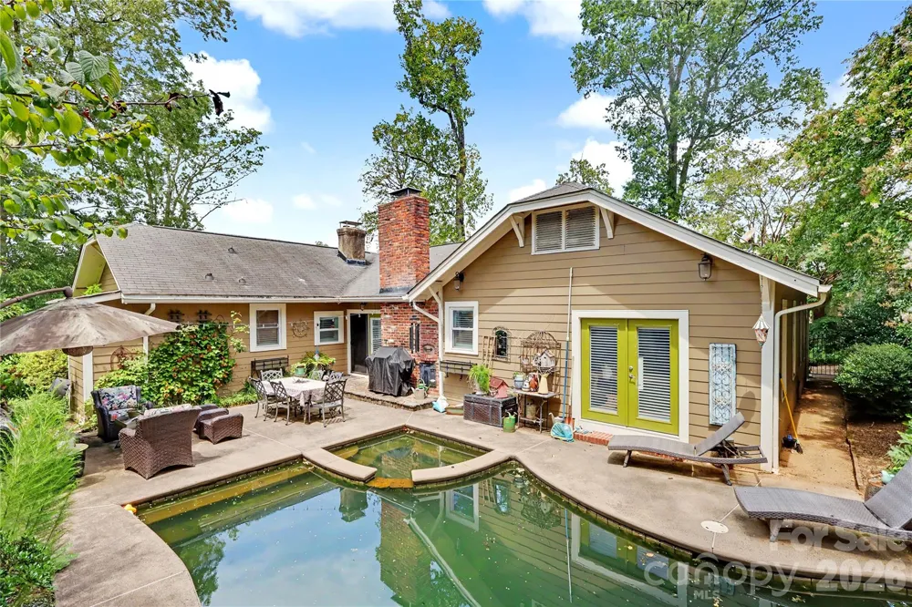 2527 Sharon Road Charlotte, NC 28211