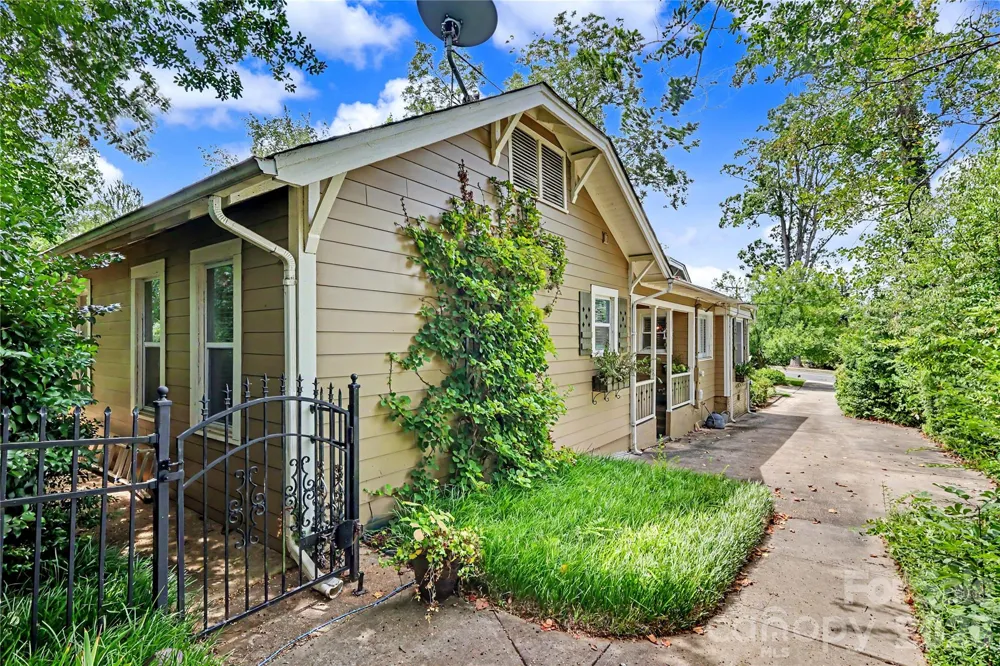 2527 Sharon Road Charlotte, NC 28211