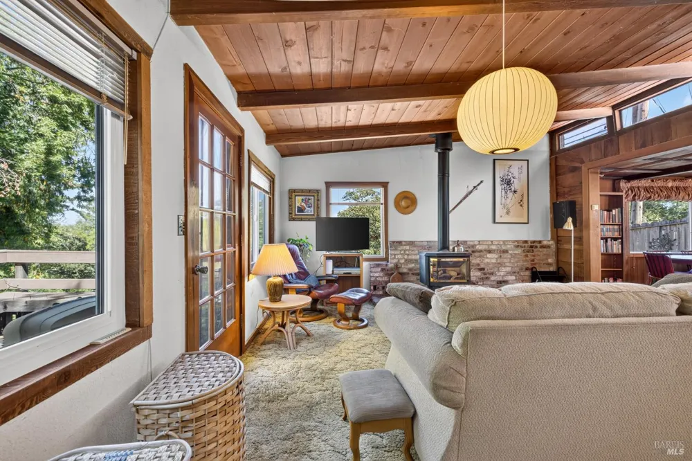 9312 Champs De Elysees Forestville, CA 95436