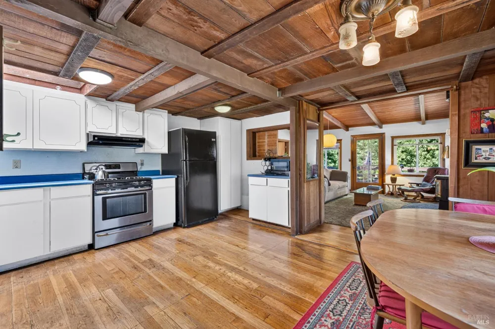 9312 Champs De Elysees Forestville, CA 95436