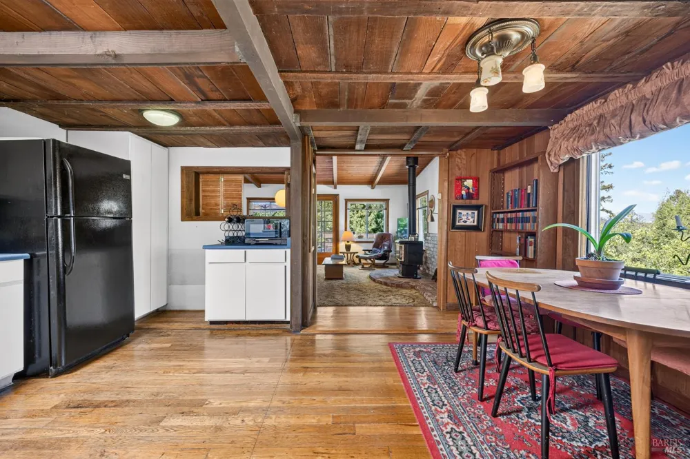 9312 Champs De Elysees Forestville, CA 95436