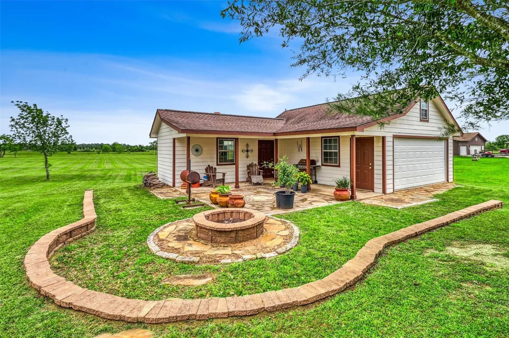 3026 Dees Circle Sealy, TX 77474