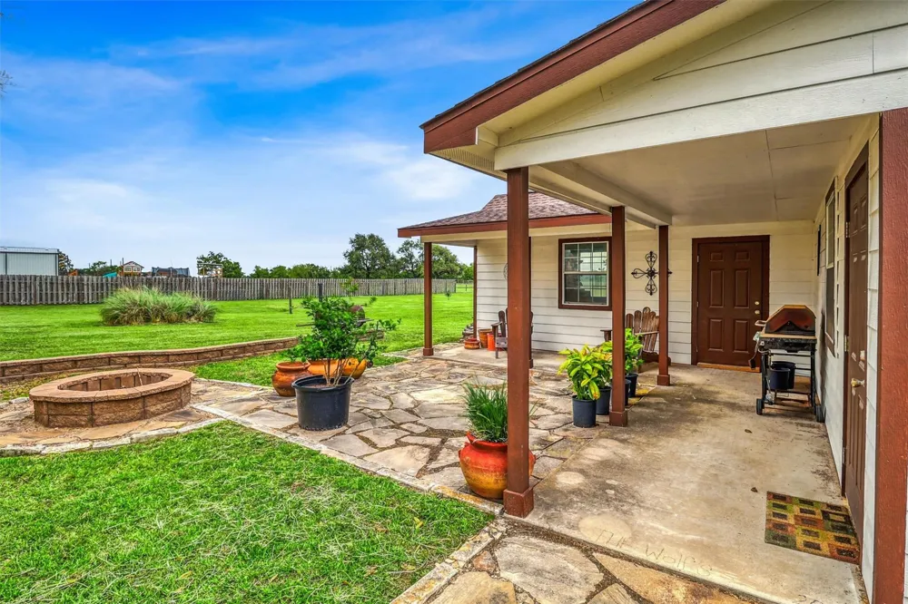 3026 Dees Circle Sealy, TX 77474