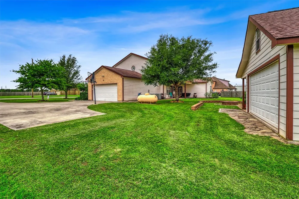3026 Dees Circle Sealy, TX 77474