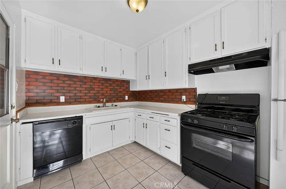 16734 E Devanah Covina, CA 91722