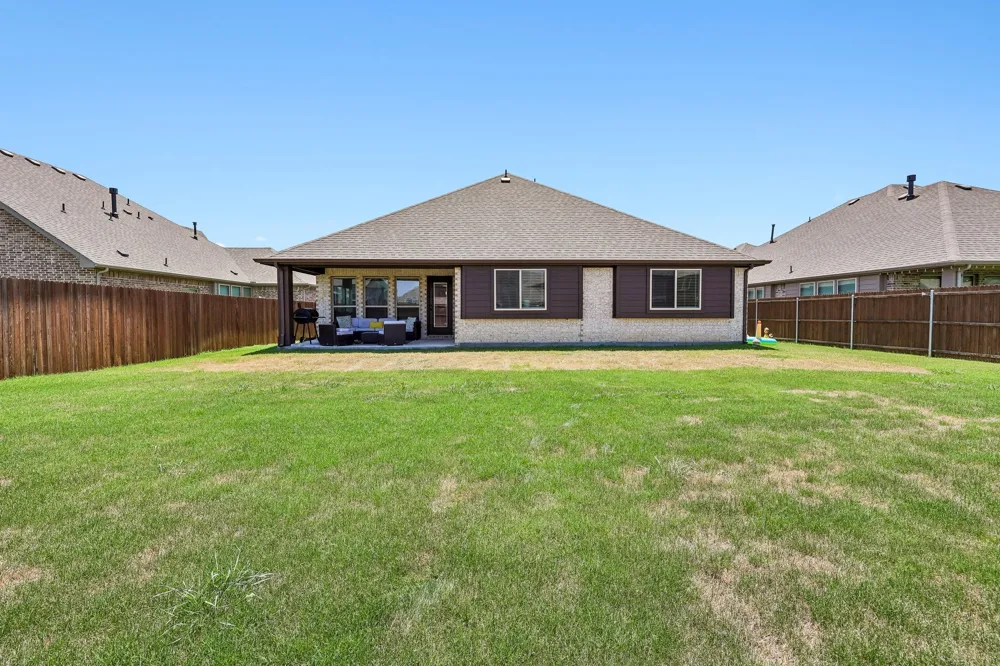 121 Claywood Drive Glenn Heights, TX 75154