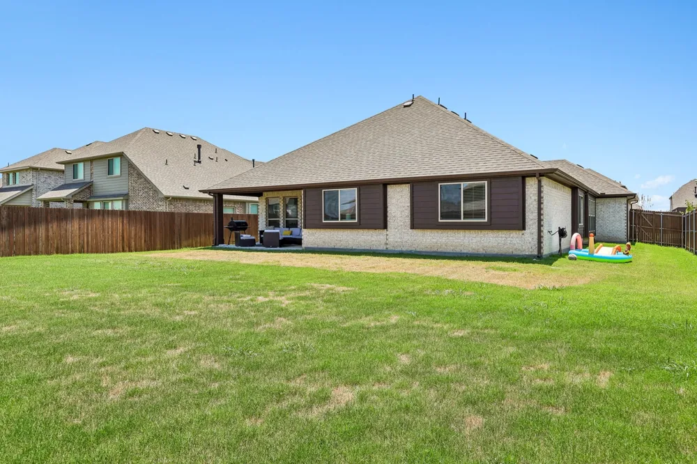 121 Claywood Drive Glenn Heights, TX 75154