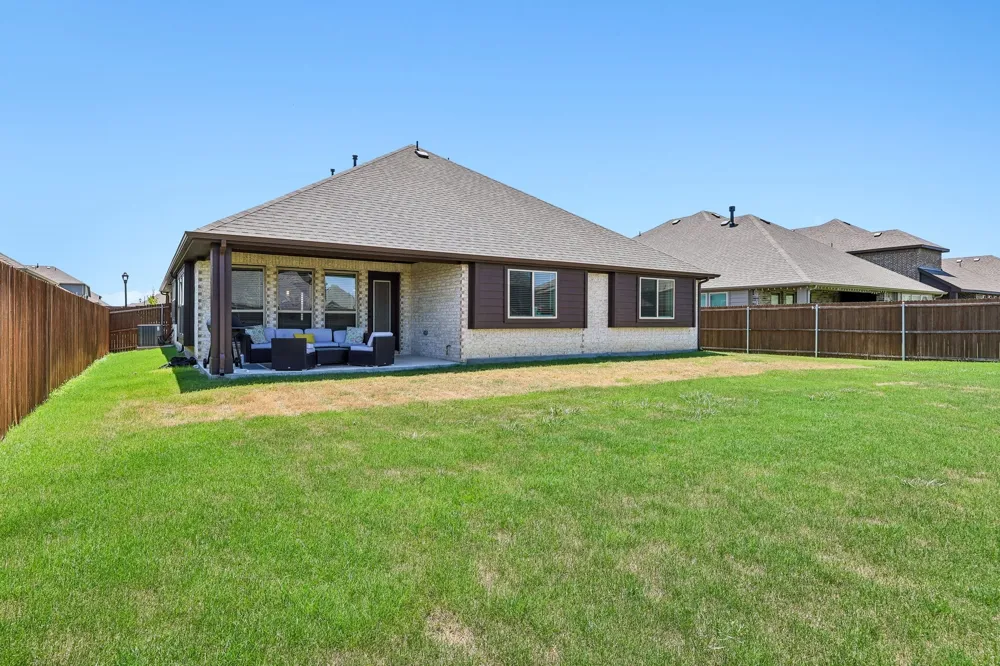 121 Claywood Drive Glenn Heights, TX 75154