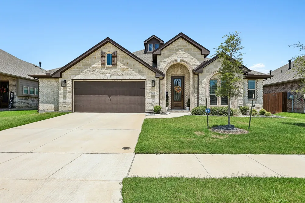 121 Claywood Drive Glenn Heights, TX 75154