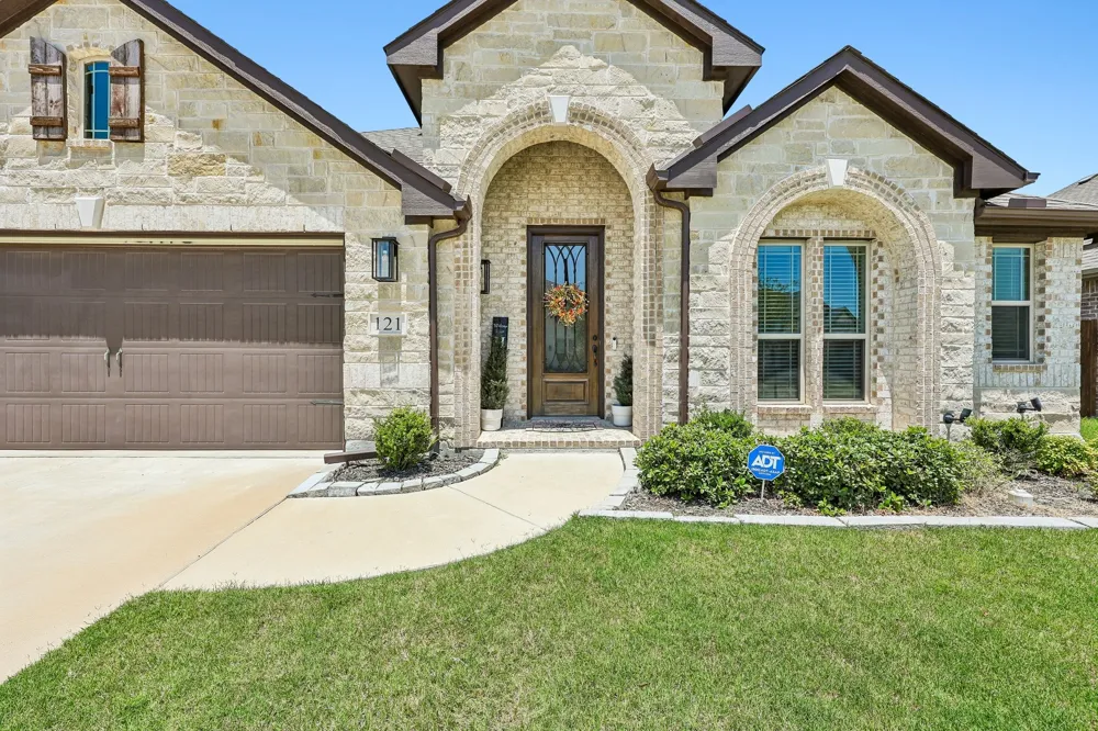 121 Claywood Drive Glenn Heights, TX 75154