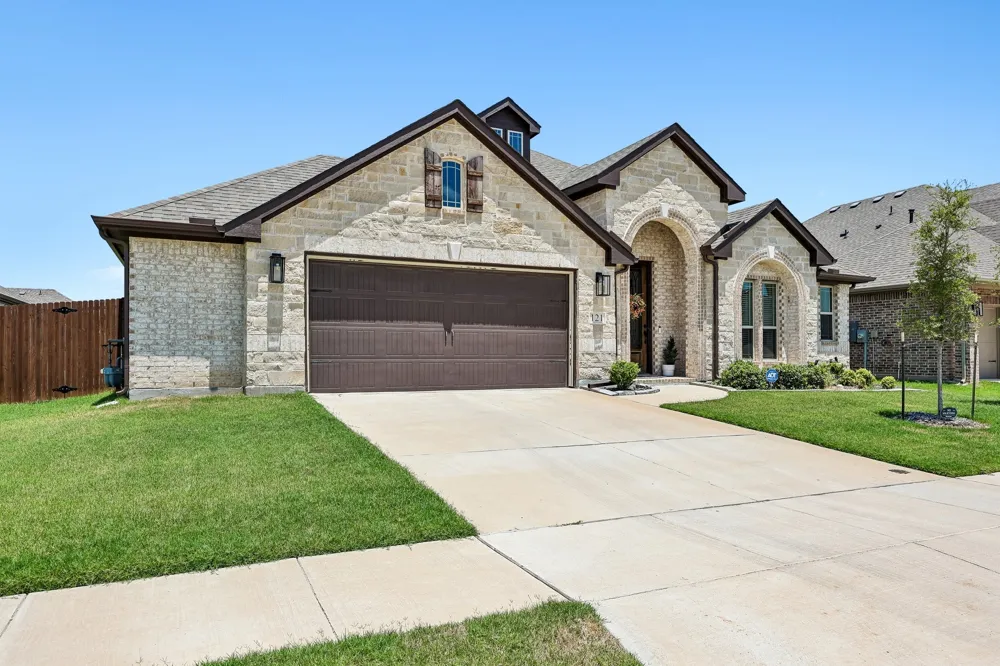 121 Claywood Drive Glenn Heights, TX 75154