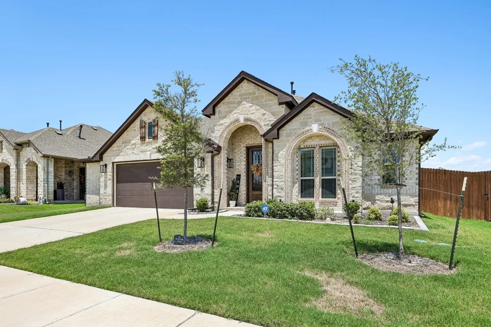 121 Claywood Drive Glenn Heights, TX 75154
