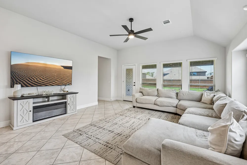 121 Claywood Drive Glenn Heights, TX 75154