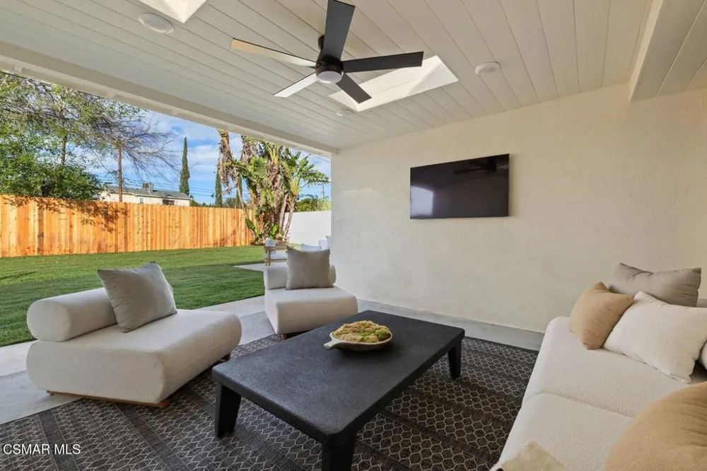 6655 Lederer Avenue Canoga Park, CA 91307