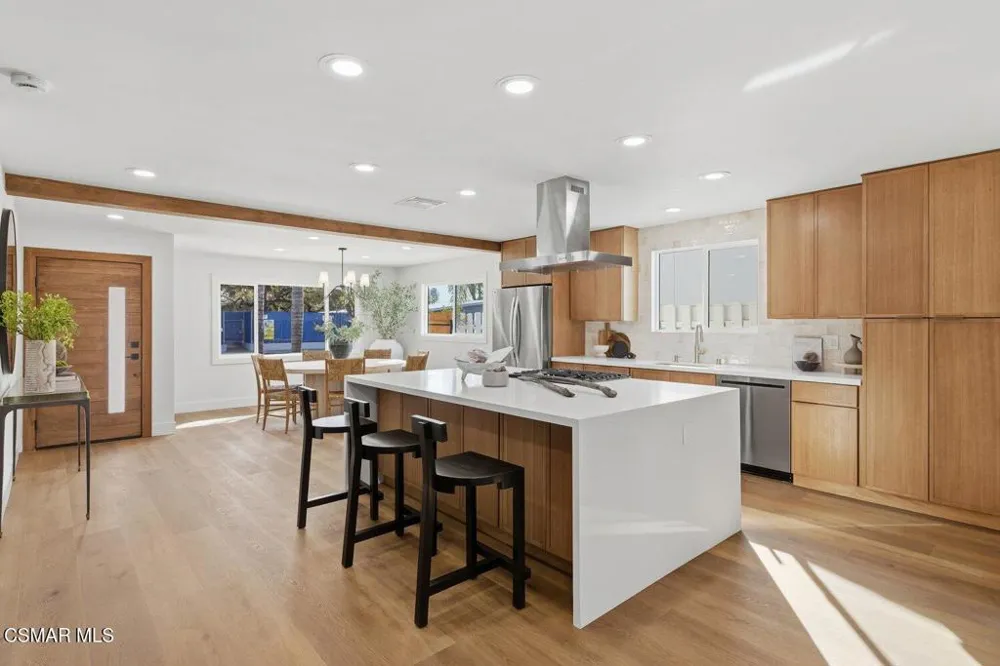 6655 Lederer Avenue Canoga Park, CA 91307