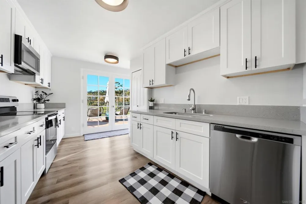 2544 Navarra Dr #12 Carlsbad, CA 92009