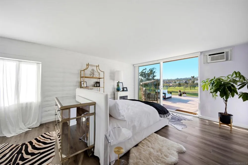 2544 Navarra Dr #12 Carlsbad, CA 92009