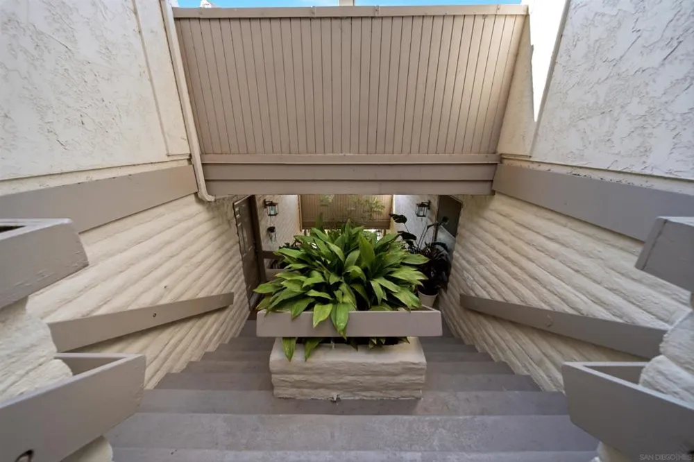 2544 Navarra Dr #12 Carlsbad, CA 92009