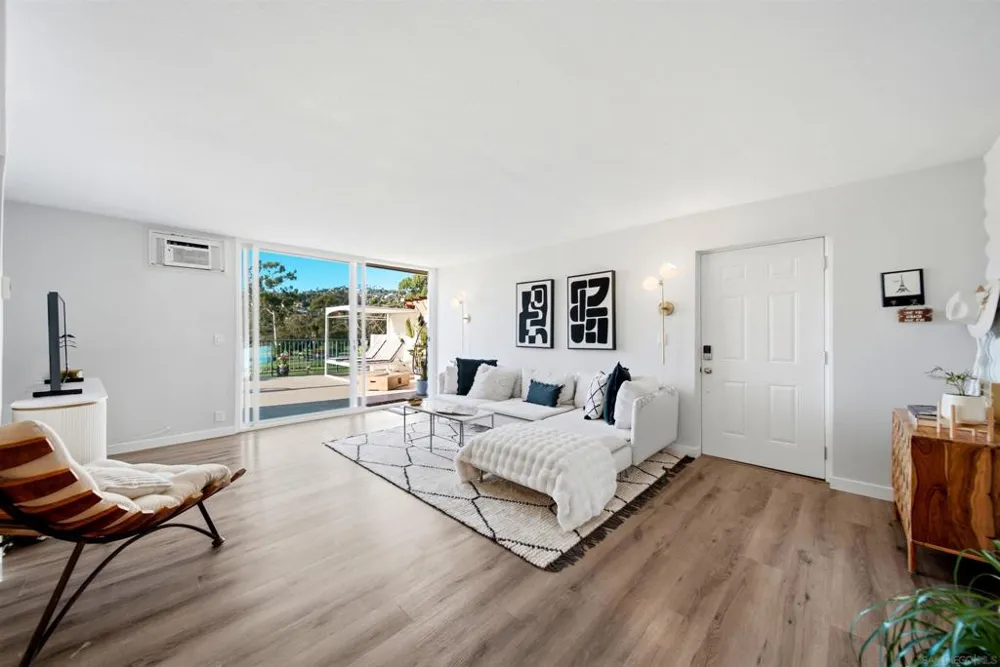 2544 Navarra Dr #12 Carlsbad, CA 92009