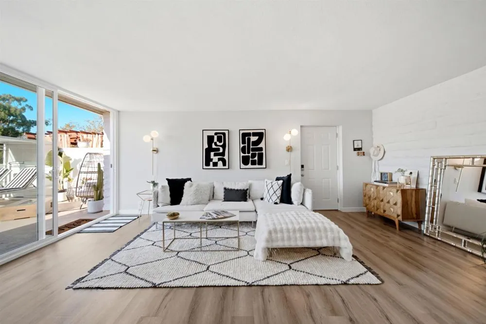 2544 Navarra Dr #12 Carlsbad, CA 92009