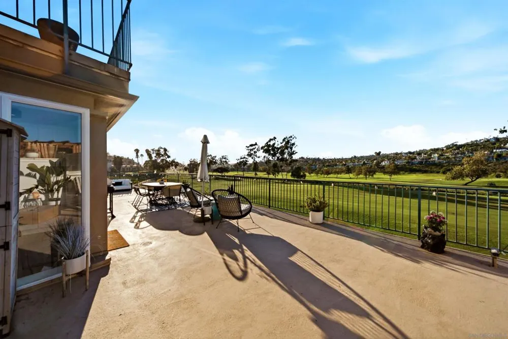 2544 Navarra Dr #12 Carlsbad, CA 92009