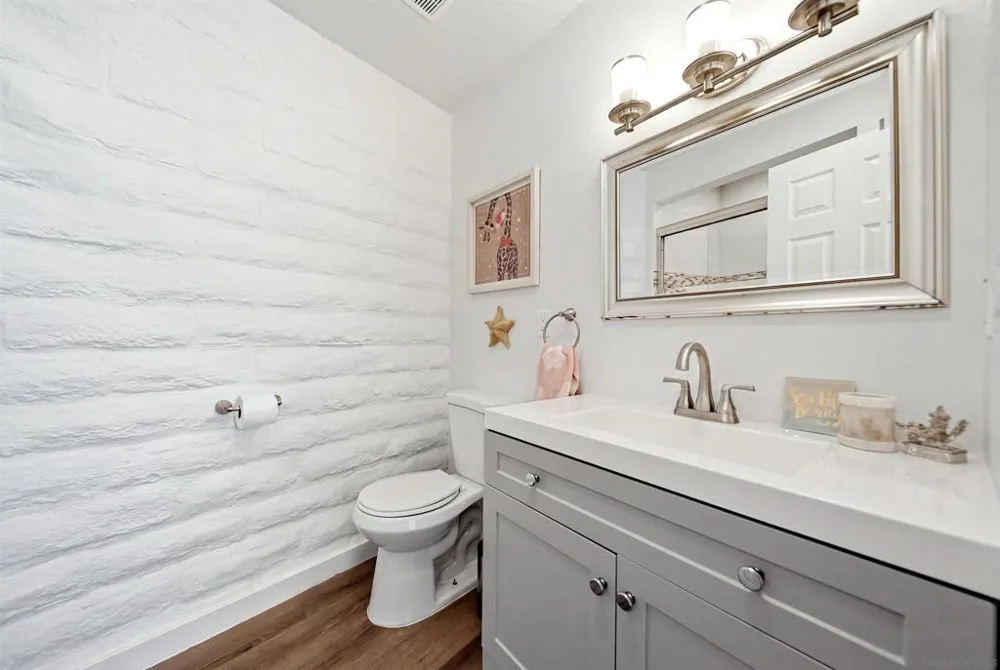 2544 Navarra Dr #12 Carlsbad, CA 92009