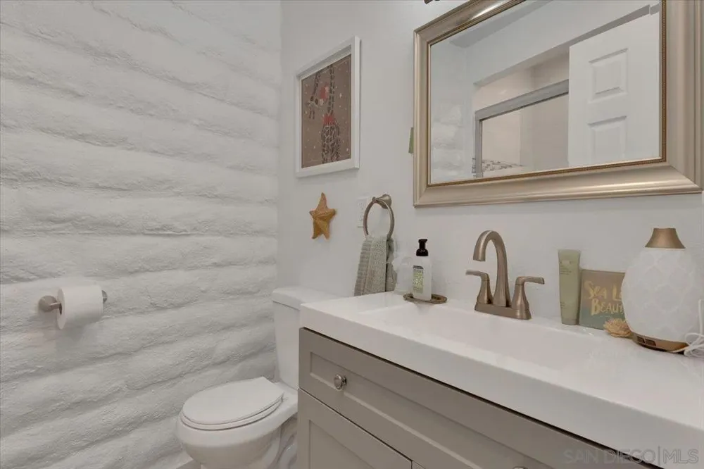 2544 Navarra Dr #12 Carlsbad, CA 92009