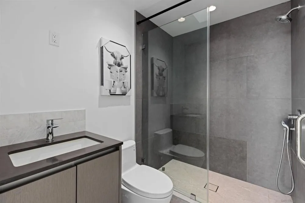 5065 Los Robles Dr. Carlsbad, CA 92008