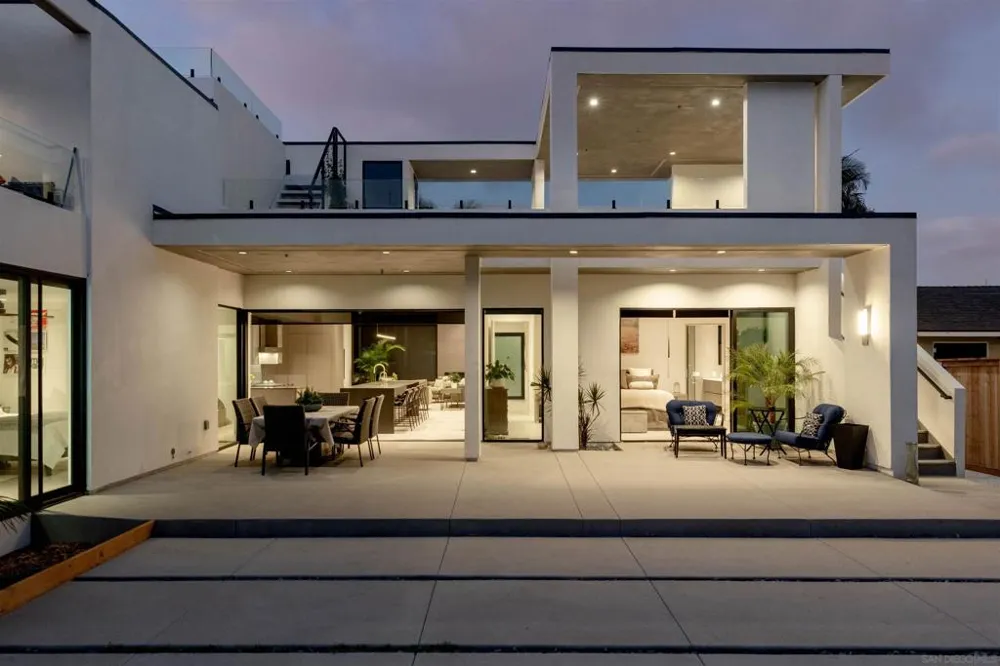 5065 Los Robles Dr. Carlsbad, CA 92008