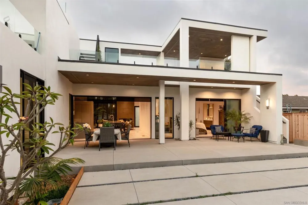 5065 Los Robles Dr. Carlsbad, CA 92008