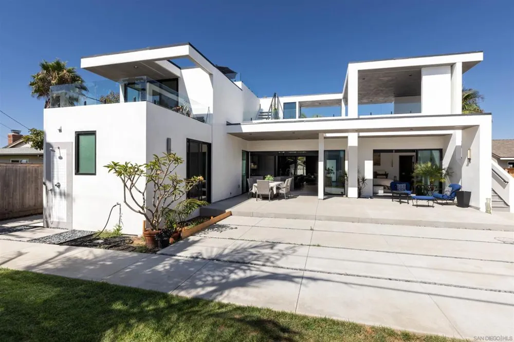 5065 Los Robles Dr. Carlsbad, CA 92008