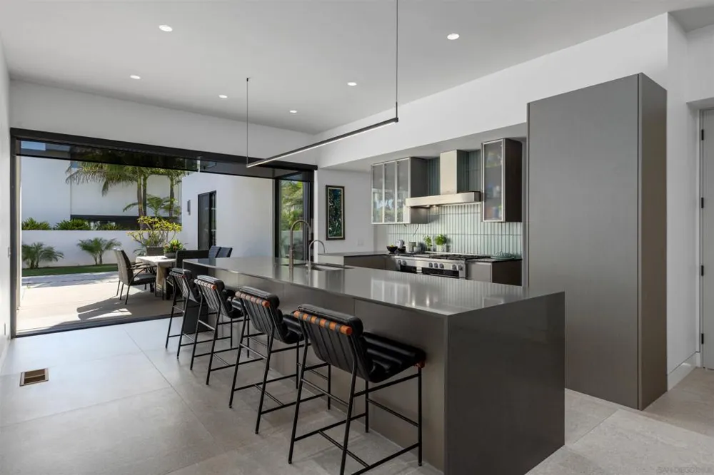 5065 Los Robles Dr. Carlsbad, CA 92008