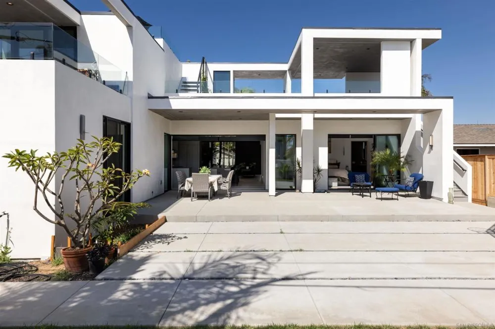 5065 Los Robles Dr. Carlsbad, CA 92008