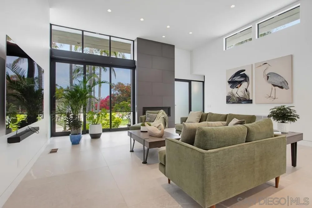 5065 Los Robles Dr. Carlsbad, CA 92008