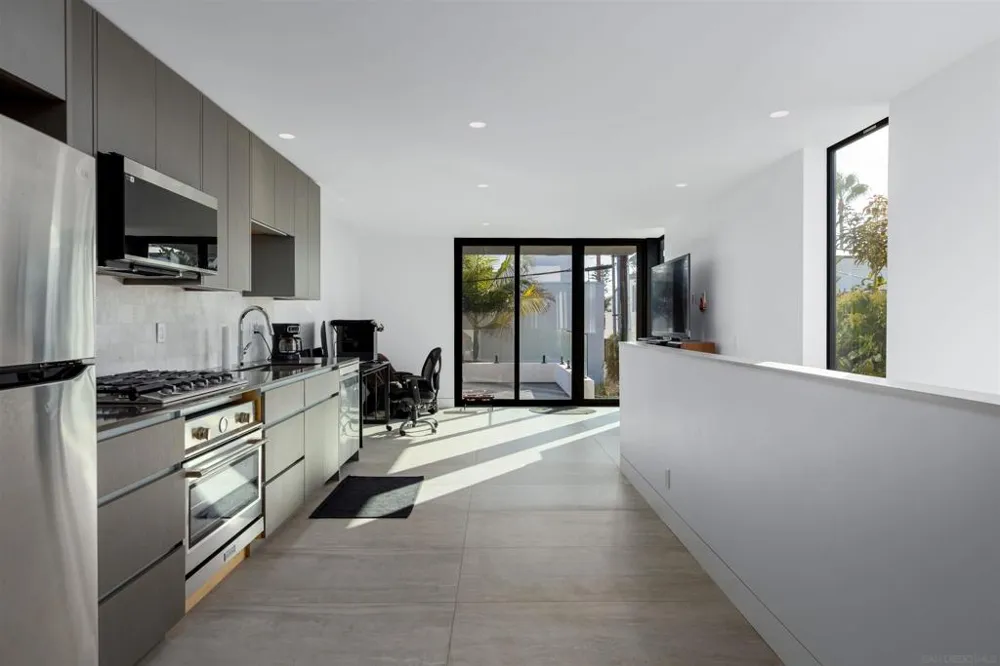 5065 Los Robles Dr. Carlsbad, CA 92008
