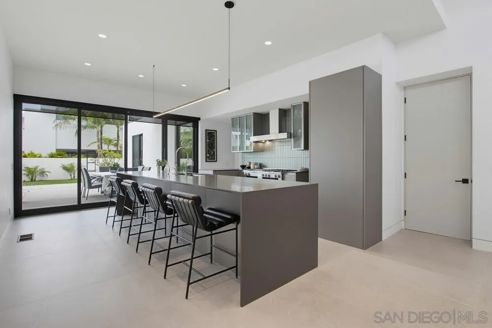 5065 Los Robles Dr. Carlsbad, CA 92008