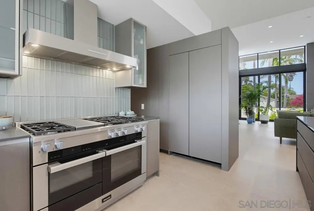5065 Los Robles Dr. Carlsbad, CA 92008